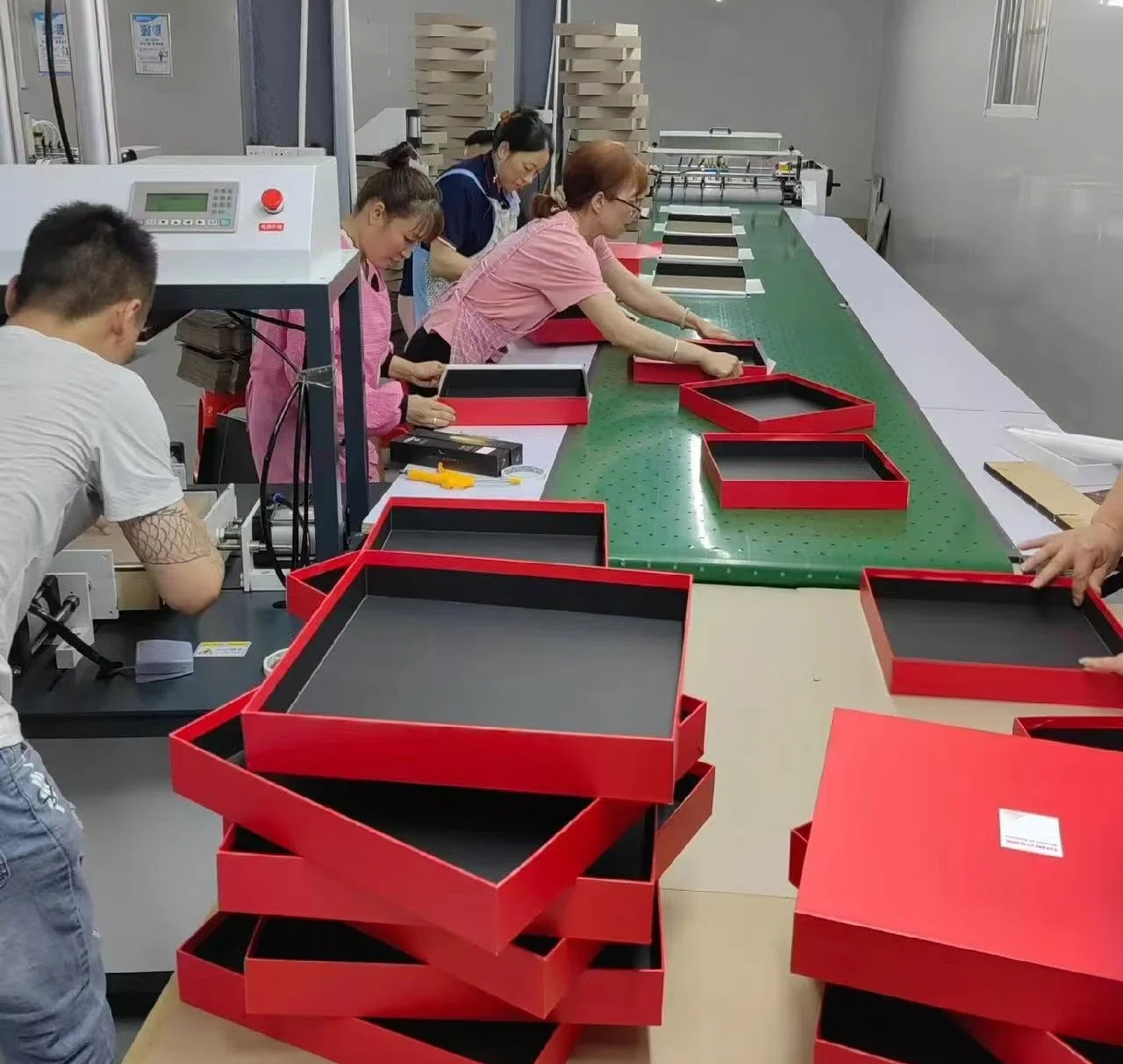 Custom packaging boxes for premium retail products