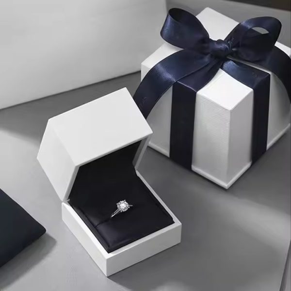 Beautiful Ribbon Wedding Diamond Ring Gift Box